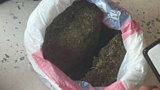 Կոտայքի մարզի բնակիչը կալանավորվել է՝ շուրջ 850 գրամ քաշով «Մարիխուանա» և մի քանի տեսակի սինթետիկ թմրամիջոցների ապօրինի շրջանառության մեղադրանքով (լուսանկարներ)